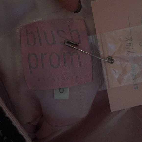 Pink prom dress from “Peaches” boutique - Picture 3 of 7